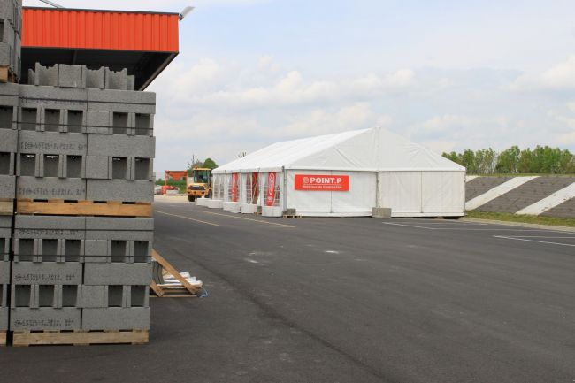 Tente avec lestage pour l'inauguration du magasin du Neubourg